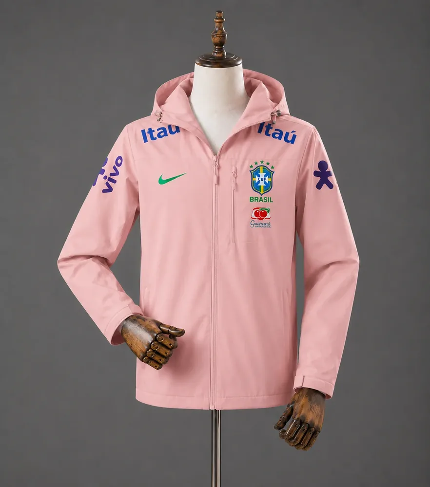 Veste du Brésil rose de face sur mannequin, capuche, zip intégral et écusson sur la poitrine